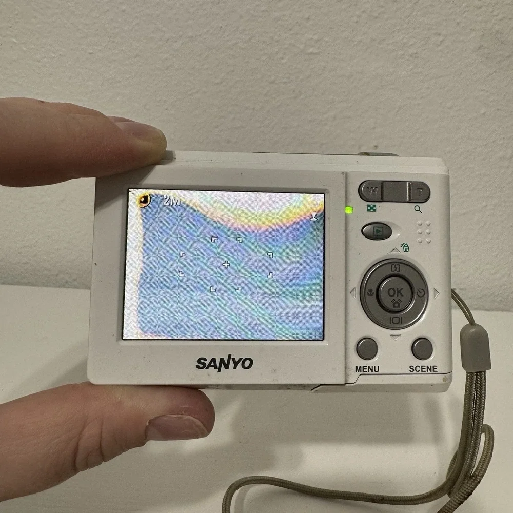 Sanyo S870 8.1MP Digital‎ Camera White - WARPED DISPLAY